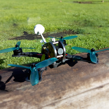 Si te interesa conocer  el mundo de los drones, en este articulo te mostramos como aprender a volar drones de carreras racers y hacer carreras o vuelo estilo libre. Aprende como volar tu drone desde cero con los consejos de nuestros pilotos expertos.